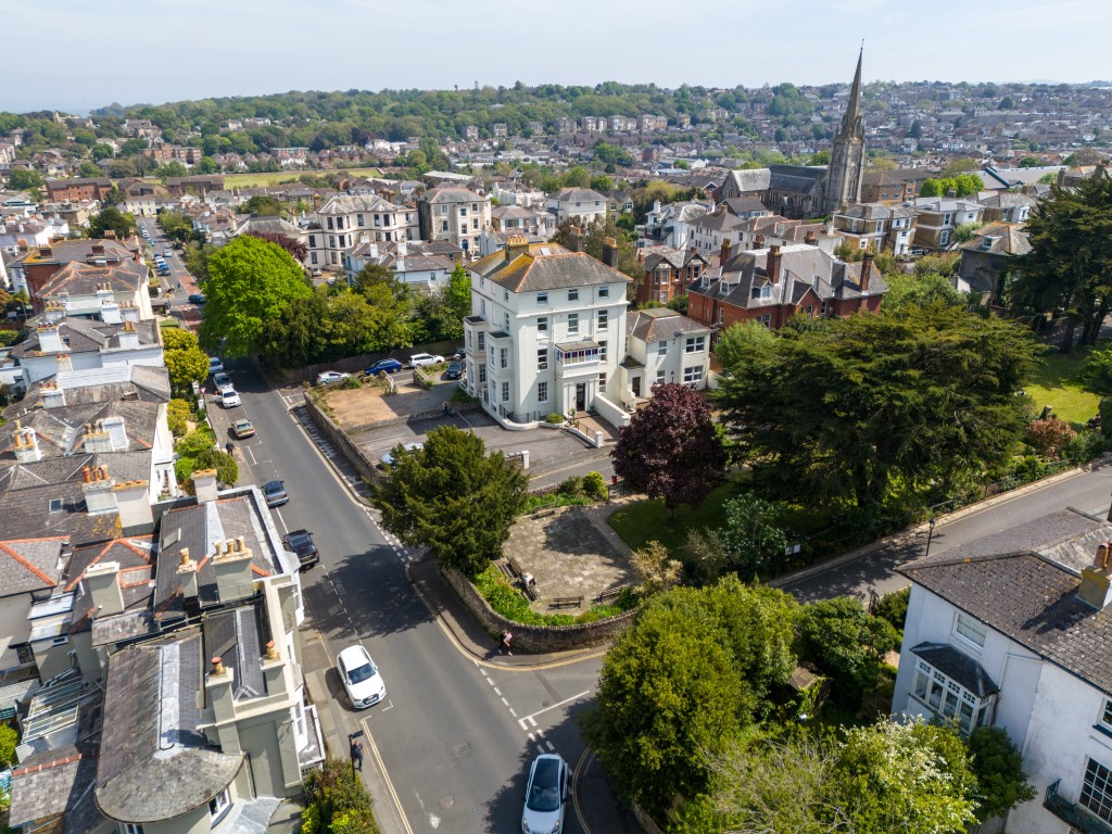 Lot: 134 - IMPOSING FREEHOLD BLOCK OF SEVEN APARTMENTS FOR INVESTMENT - Aerial view showing Vernon Square Gardens
